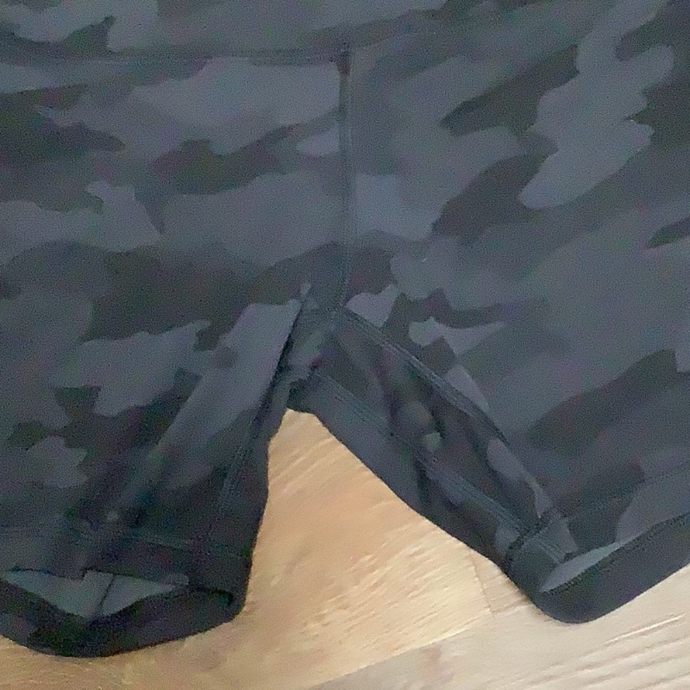 Lululemon Black Camouflage Shorts 8 - Picture 6 of 6